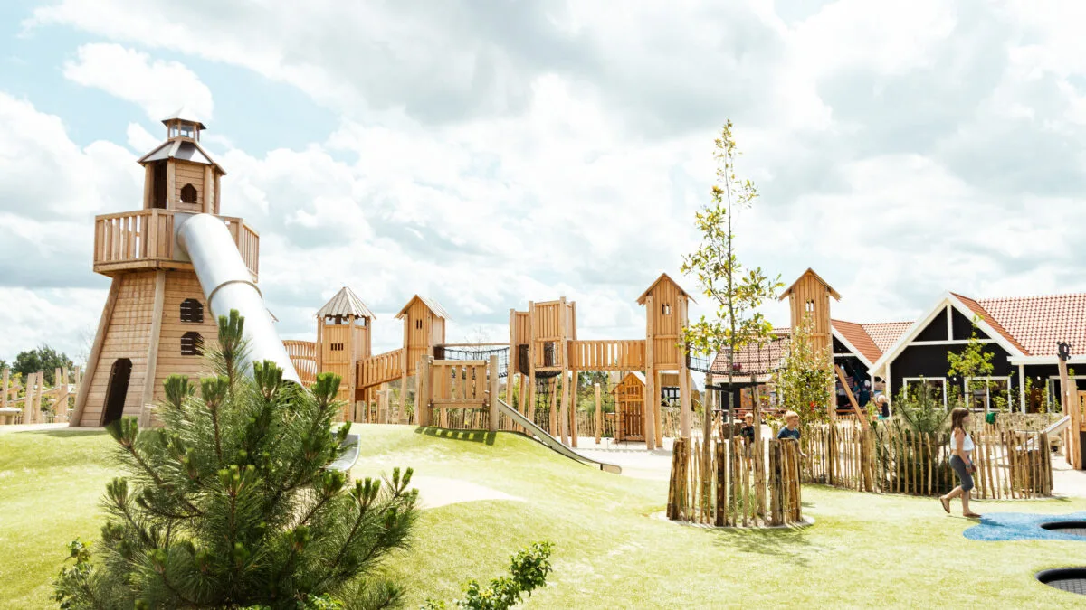 Nieuwe houten buitenspeeltuin op Strandpark De Zeeuwsekust met mooie houten speeltoestellen