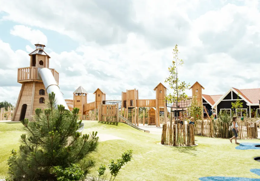 Nieuwe houten buitenspeeltuin op Strandpark De Zeeuwsekust met mooie houten speeltoestellen