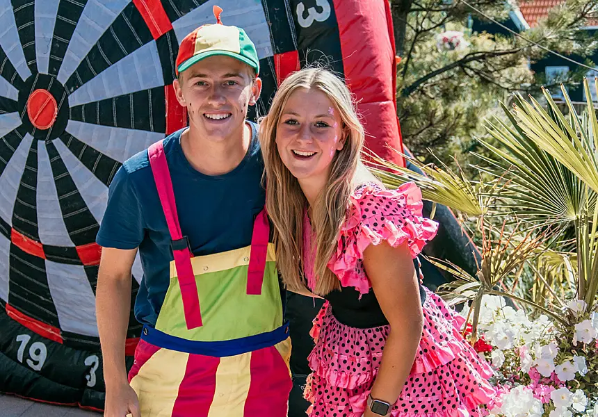 Echte zomerse vibes! Twee vrolijke entertainers vol energie, omringd door spel en plezier bij De Zeeuwse Kust
