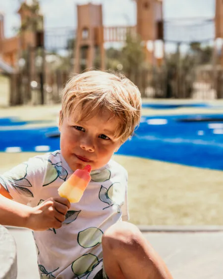Een raketijsje in de hand, de zon hoog aan de hemel en de speeltuin als decor – ultiem zomerplezier bij het avontuurlijke Strandpark De Zeeuwse Kust