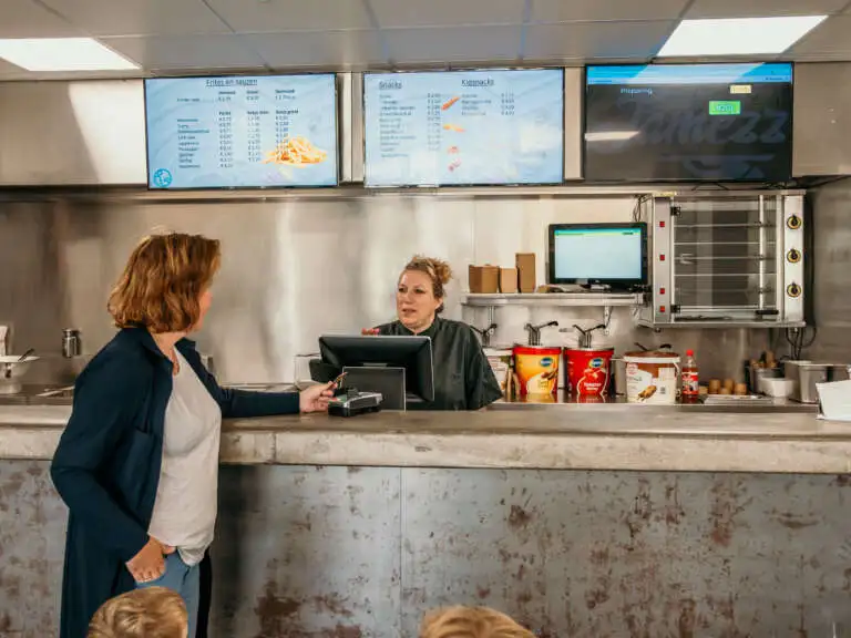 Bestellen met een glimlach – verse snacks en snelle service bij de gezellige eetgelegenheid van Strandpark De Zeeuwse Kust
