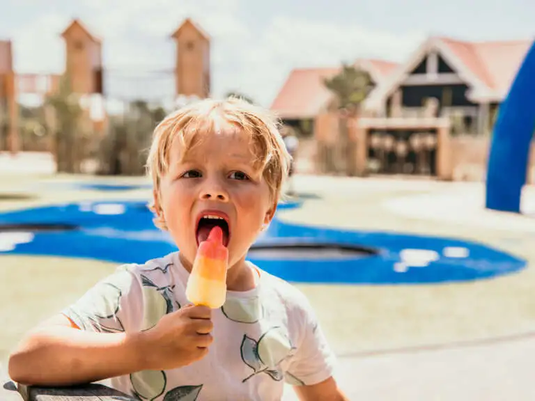 Zon, waterpret en een kleurrijk ijsje – de perfecte zomerdag bij het avontuurlijke Strandpark De Zeeuwse Kust