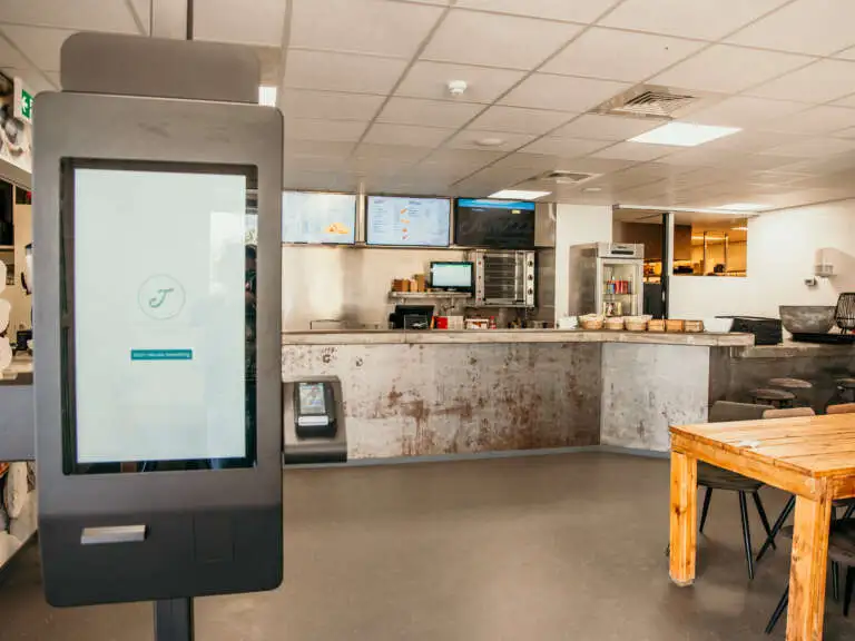 Even snel iets lekkers halen? Met een paar tikken op het scherm bestel je bij de sfeervolle snackbar van het vakantiepark