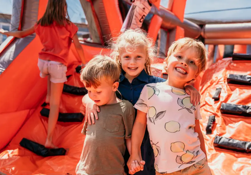 Lachen, klimmen en eindeloos spelen op het springkussen van het kindvriendelijke vakantiepark aan de Zeeuwse kust