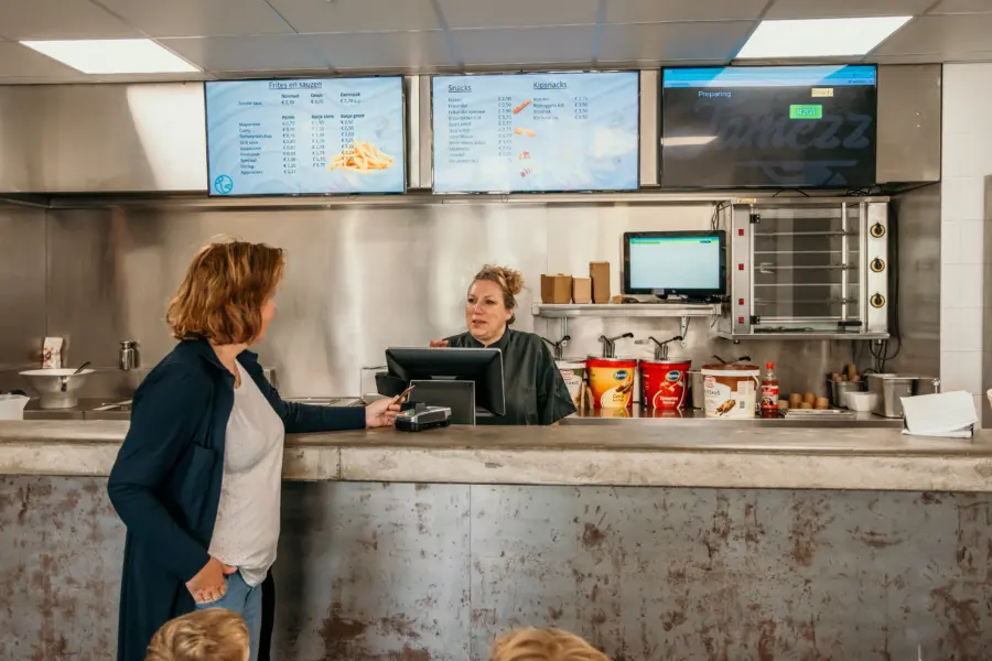 Bestellen met een glimlach – verse snacks en snelle service bij de gezellige eetgelegenheid van Strandpark De Zeeuwse Kust