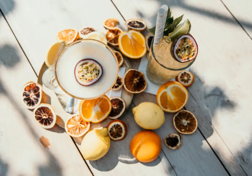 Tropisch genieten op De Zeeuwse Kust, een kleurrijke mix van passievrucht cocktails en verse citrusvruchten op een zonnige tafel