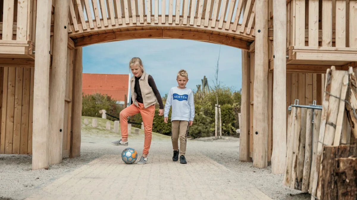 Tussen de robuuste houten speelstructuren beleven kinderen eindeloos speelplezier. Voetballen, klimmen en ontdekken – dat is hoe een echte vakantie bij De Zeeuwse Kust eruitziet