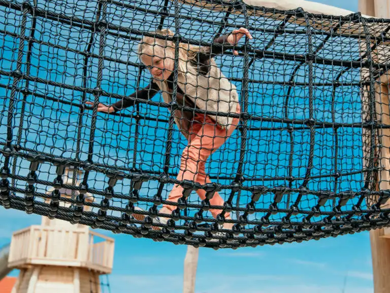 Meisje rent door het nieuwe speeltoestel lekker dichtbij het strand