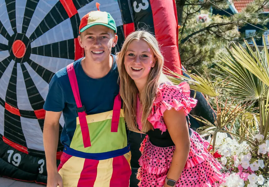 Echte zomerse vibes! Twee vrolijke entertainers vol energie, omringd door spel en plezier bij De Zeeuwse Kust